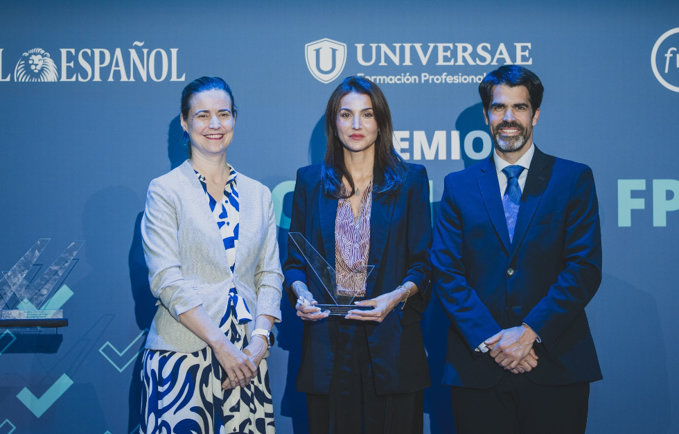 El premio fue recogido por María Tosca, directora de Empleo, Formación y Emprendimiento de la Cámara de Comercio de España, y Nadia Arroyo, directiva de Fundación Mapfre.