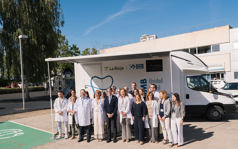 El presidente del Gobierno de La Rioja, Gonzalo Capellán, ha visitado junto con la consejera de Salud y Políticas Sociales, María Martín, la nueva Unidad Móvil Bucodental del Servicio Riojano de Salud (SERIS).