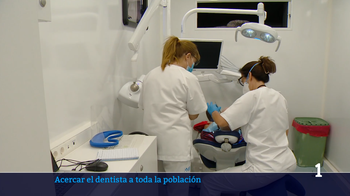 La Unidad Móvil Bucodental del Gobierno de La Rioja acerca la atención sanitaria a residencias de mayores y zonas rurales.